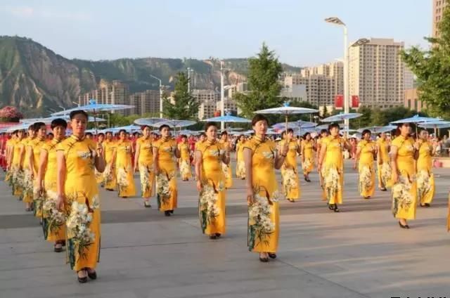平?jīng)鲢垂军h委和興北路社區綠地廣場(chǎng)商圈黨建聯(lián)盟合作舉辦“謳歌新時(shí)代 共圓中國夢(mèng)”紀念改革開(kāi)放四十周年大型群眾廣場(chǎng)文化活動(dòng)(圖4)